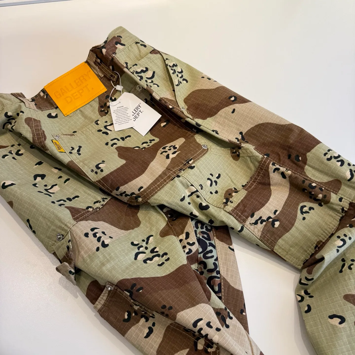 P240 model number: D453 GALLERY DEPT. ss25 limited camouflage splicing printed bootcut jeans Size: 28, 30, 32, 34, 36 (S-XXL) Color: Camouflage yellow Size reference: Pants length 100 102 104 106 106 Waist 72 76 80 84 88 Recommended weight S (about 110 pounds) M (about 120 pounds) L (about 140 pounds) XL (about 165 pounds) XXL (about 185 pounds)
